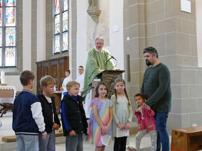 Vorstellung der Kommunionkinder in St. Crescentius ( © Karl-Franz Thiede)